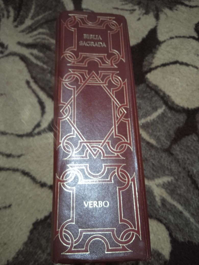Vendo bíbilia sagrada grande folhas dourada excelente estado