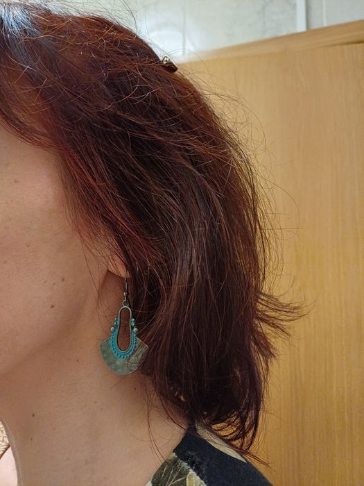 Brincos étnicos de tons cinza e azul