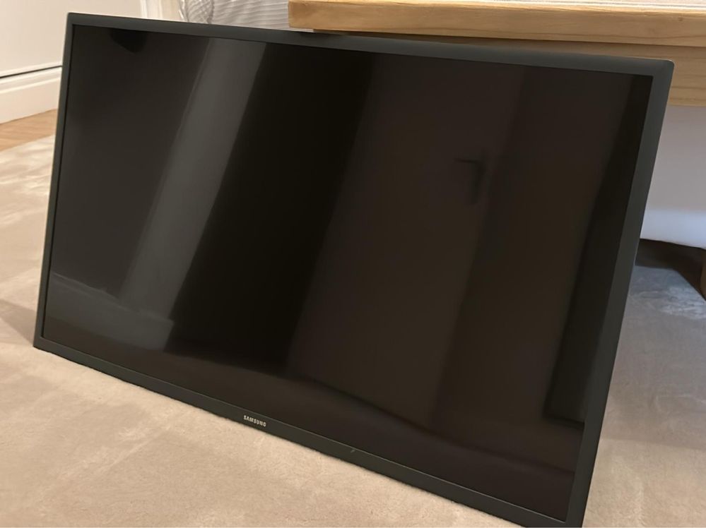 TV Samsung 32’’ Ultra fina + suporte de parede