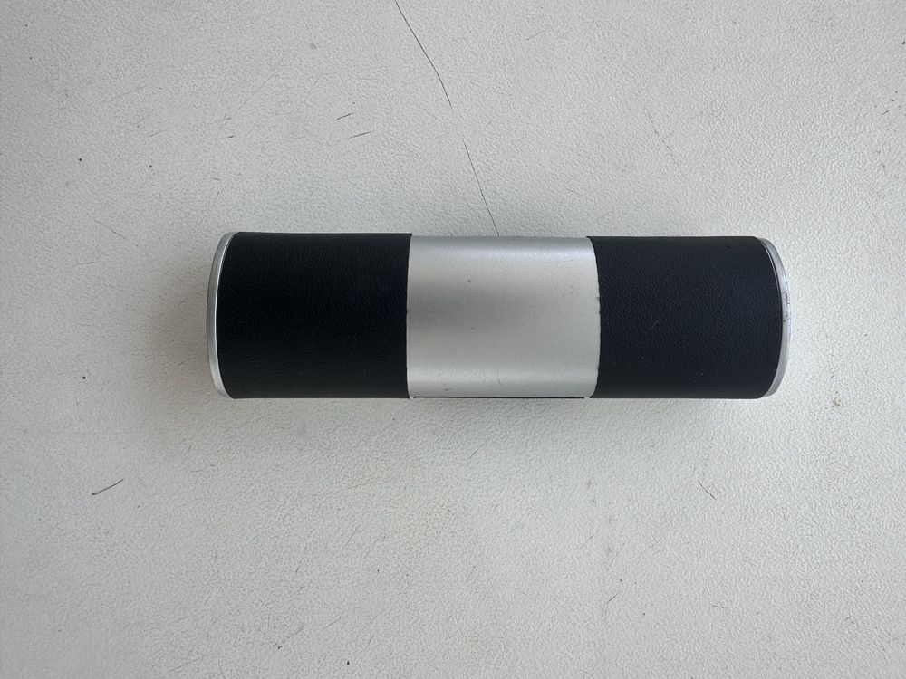 Caixa com caneta e maquina de calcular