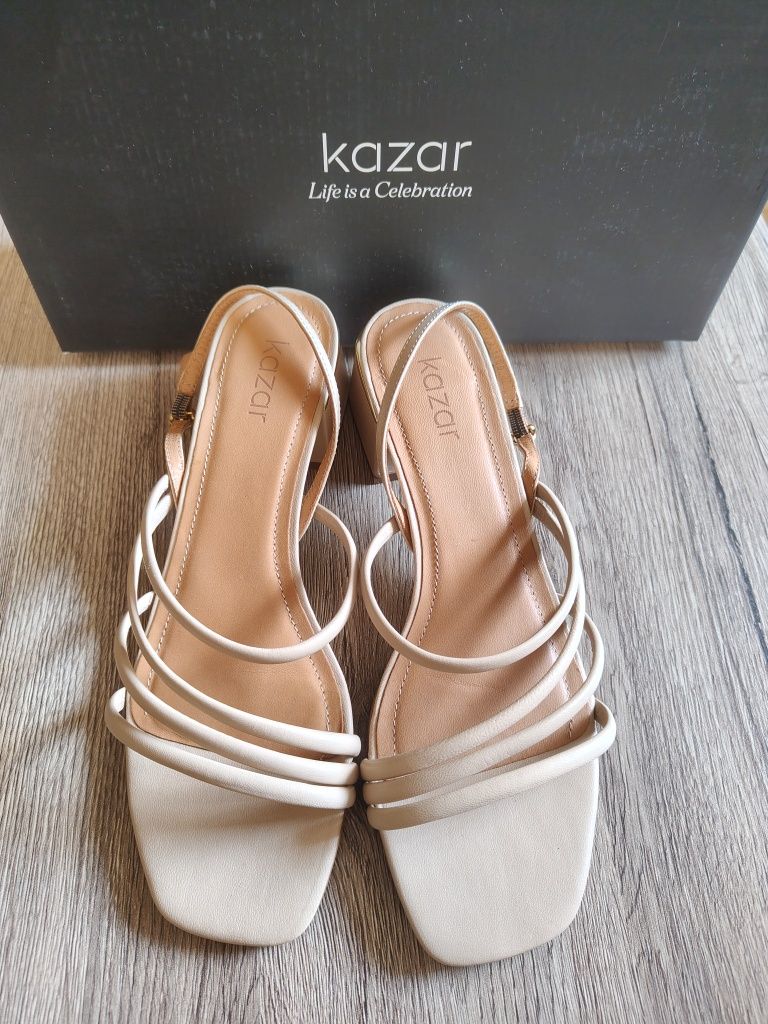Beżowe sandałki Kazar