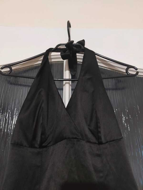 Sukienka czarna wiązana na szyję satynowa zasuwana z rozcięciem z tyłu