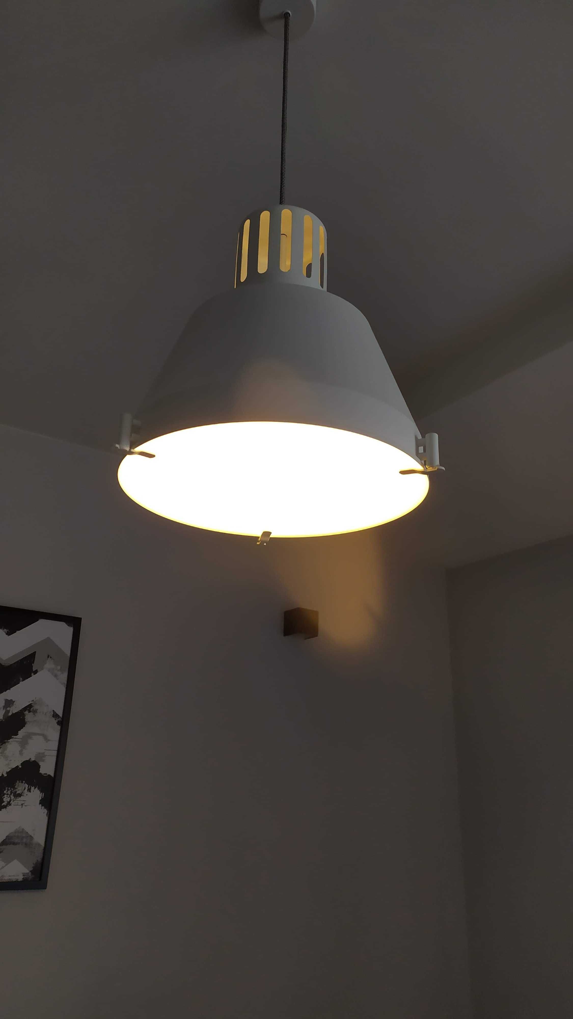 Biała metalowa lampa industrialna