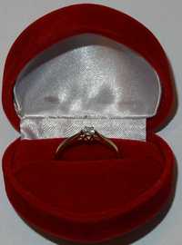 Złoty pierścionek zaręczynowy z brylantem 0,13ct