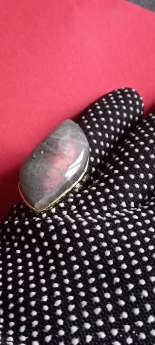 Кольцо с камнем.