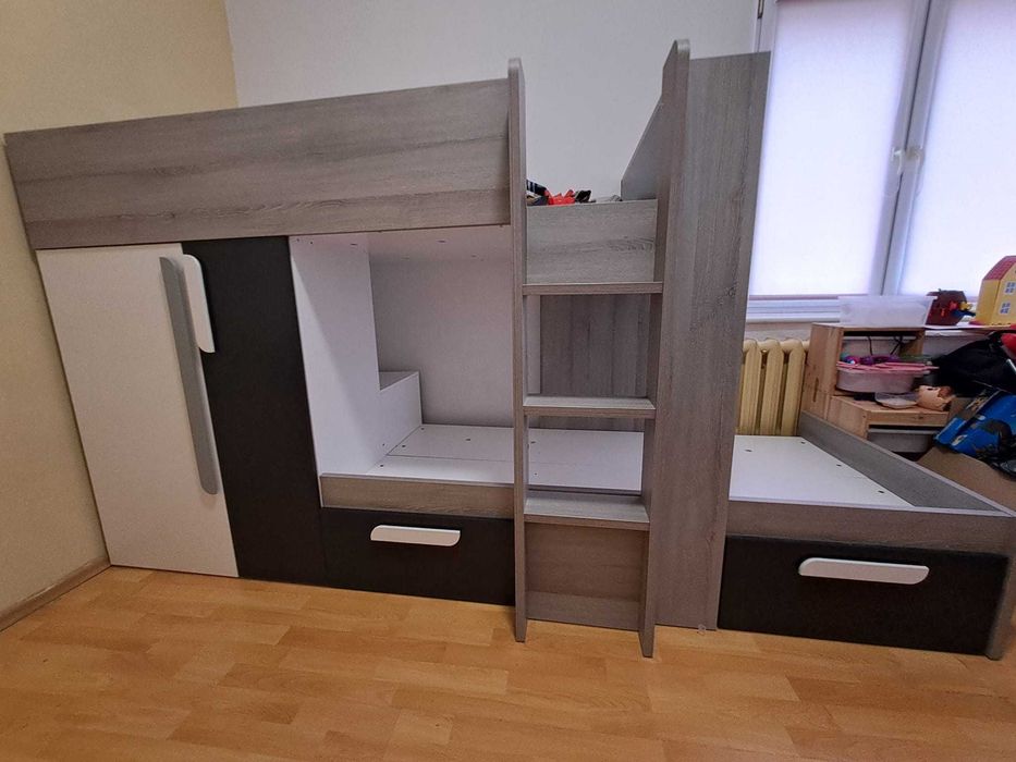 Łóżko piętrowe z szafą, półkami i szufladami – zestaw dziecięcy