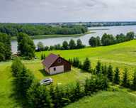 Domek nad jeziorem z własnym brzegiem/plażą