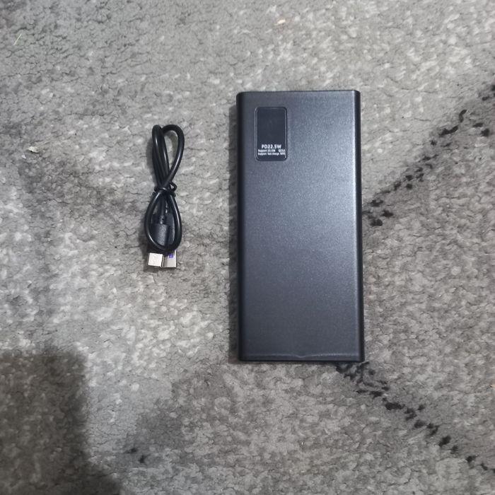 Павербанк, портативний зарядний пристрій, зовнішній акумулятор.