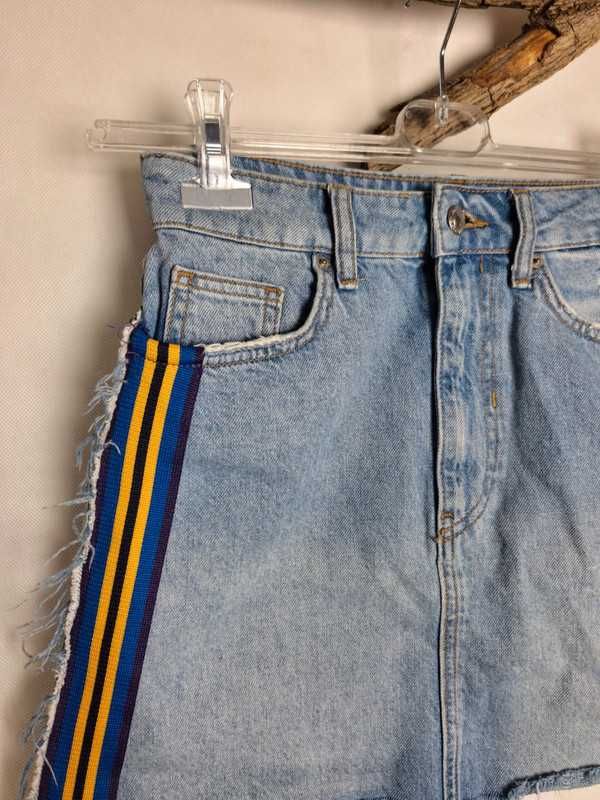 Jeansowa spódnica z lampasami Bershka niebieska na lato wiosenna 36 S