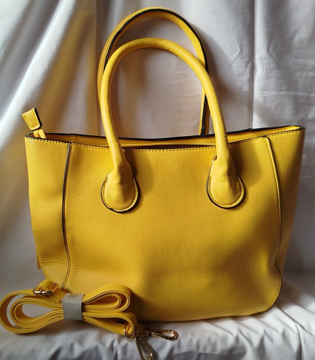 Żółta torebka codzienna z paskiem