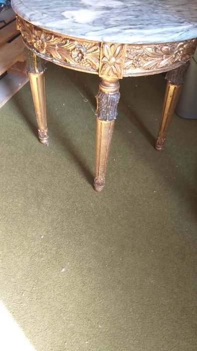 Mesa apoio dourada com pedra