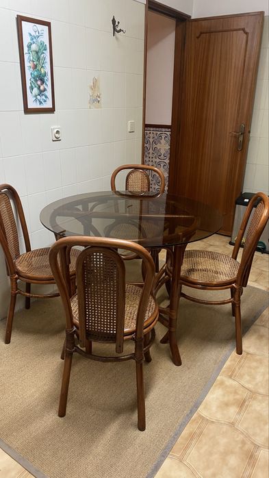 Mesa redonda vidro (1m diametro) + 4 cadeiras em bambu