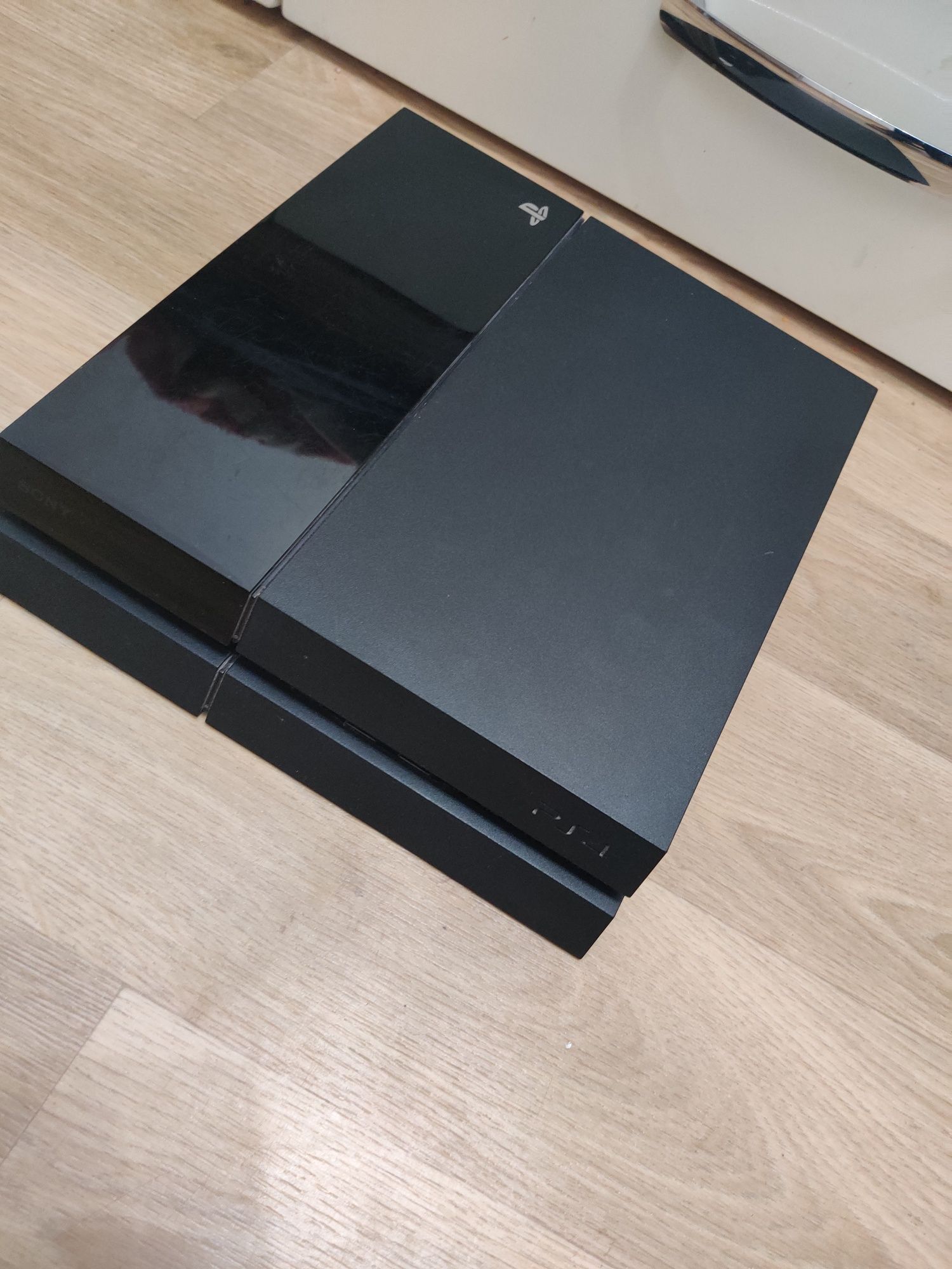 Playstation 4 FAT на 1 TB пам'яті [червоного кольору]