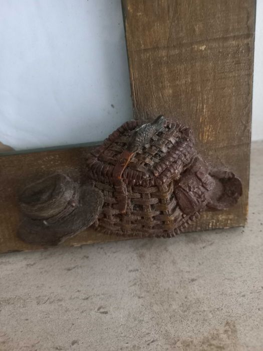 Moldura de madeira ,com aplicações  de mar .impecável