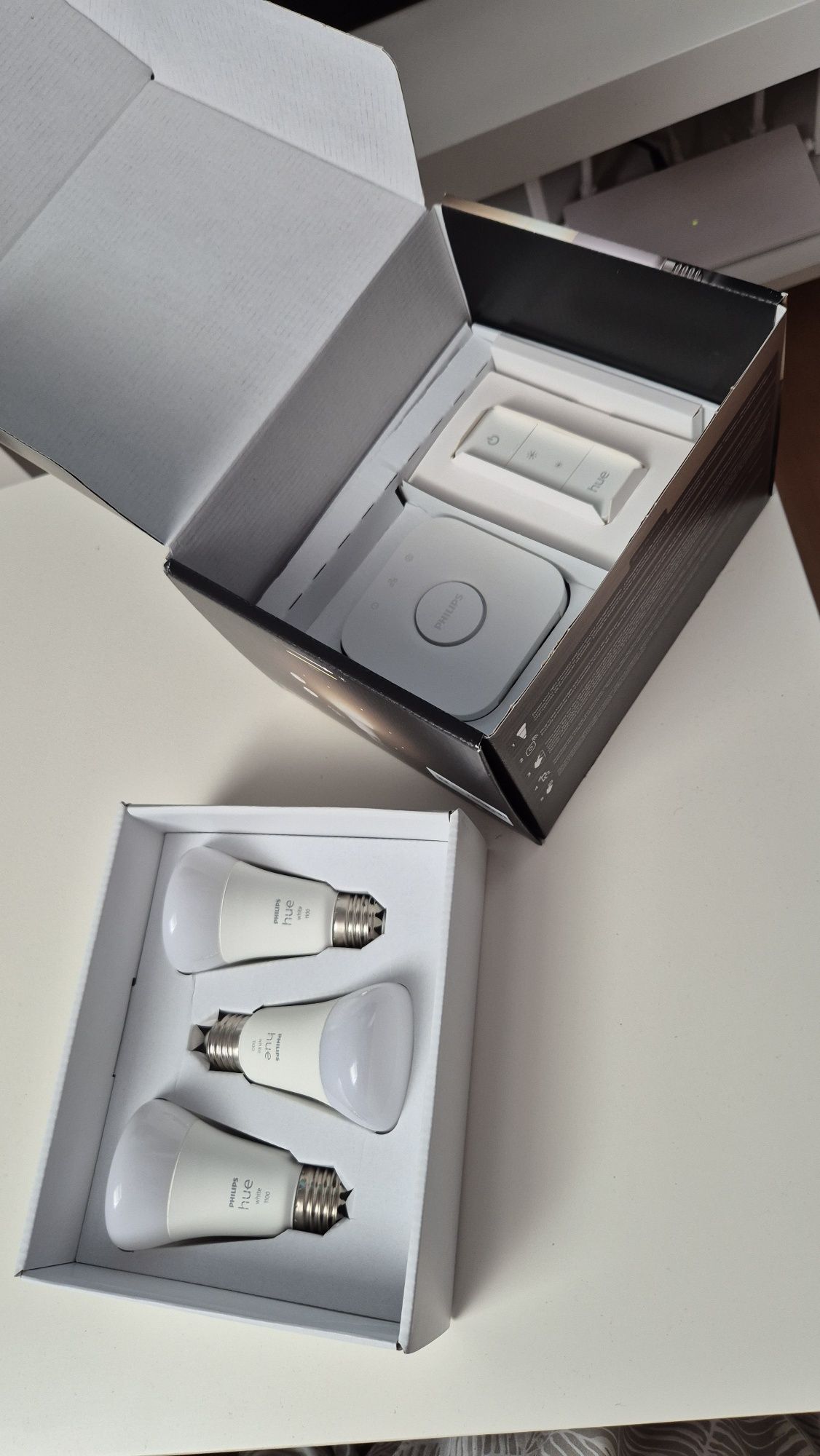 Zestaw oświetlenia smart Philips Hue - 3 x E27, pilot, mostek, 1100 lm