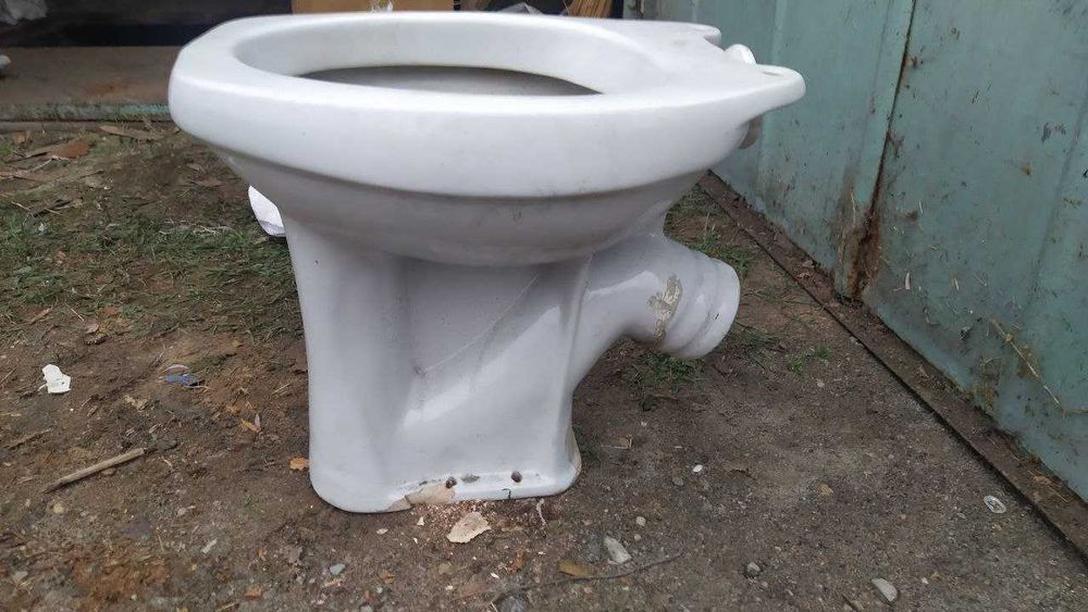 Туалет (унитаз) б/у на дачу и т.п.