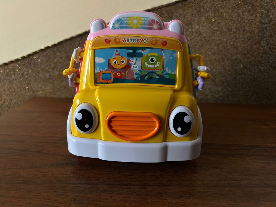 Іграшки (автобус, квітка, коврик водний та подушка з брязкальцями)