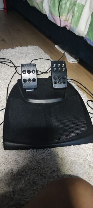 Logitech Momo Racing руль