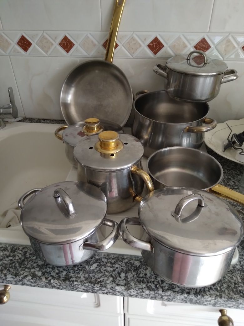 Vendo 5 tachos, 1 panela, 1 caçarola e 1 frigideira