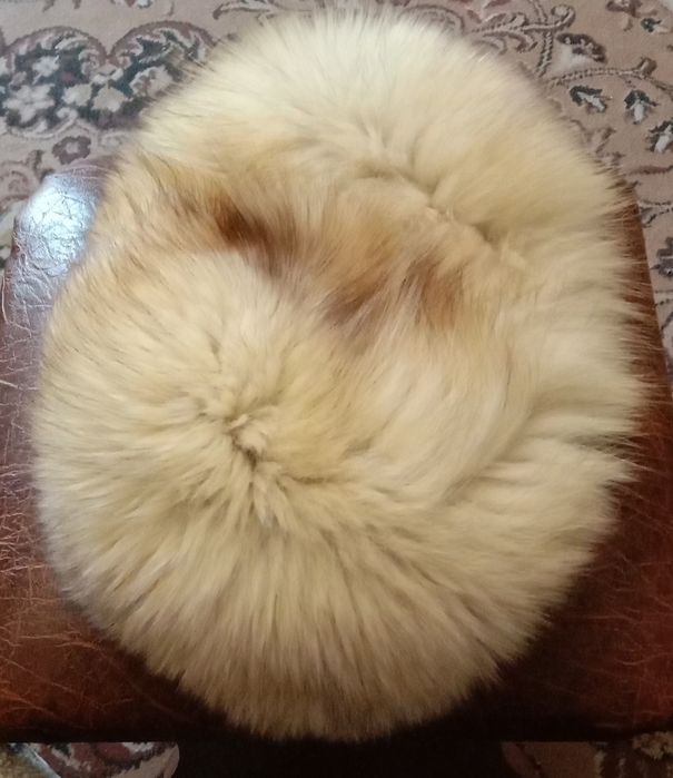 Предметы для рукоделия:  мех песца и черная юбочная ткань в 3-х кусках