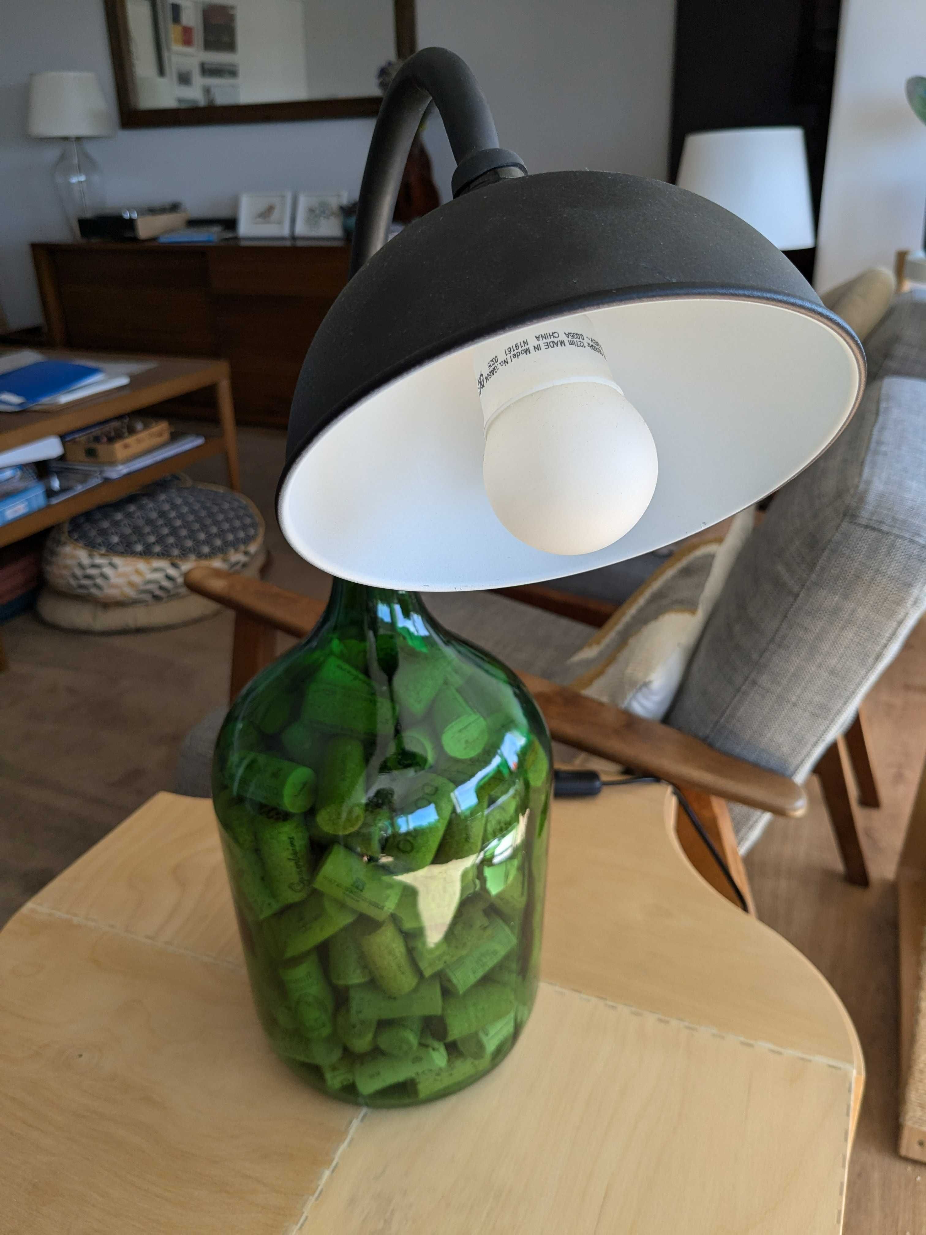 Candeeiro Articulado em Garrafão Verde – Design Sustentável com Estilo