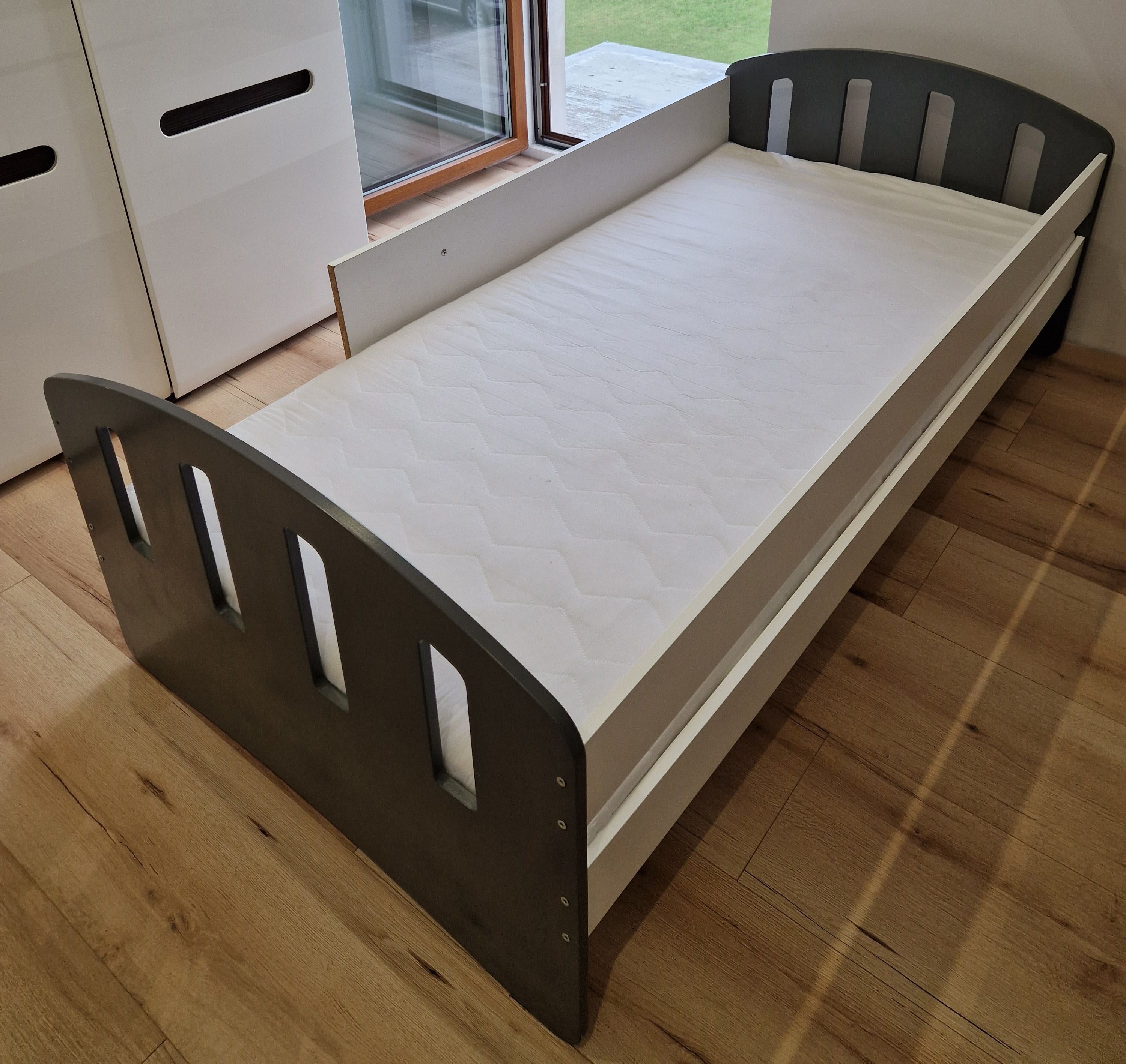 Łóżko dziecięce + materac 180x90