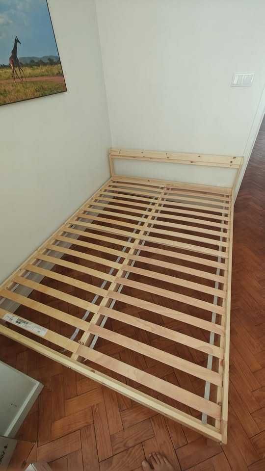 Estrutura de cama IKEA com ripas