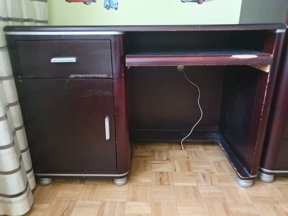 Duża szafa i biurko