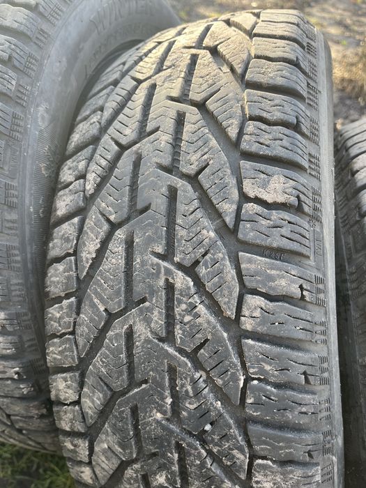 Зимові шини 205/55/R16 продається комплектом