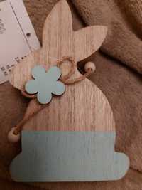 Figurka drewniana zając królik z kwiatkiem