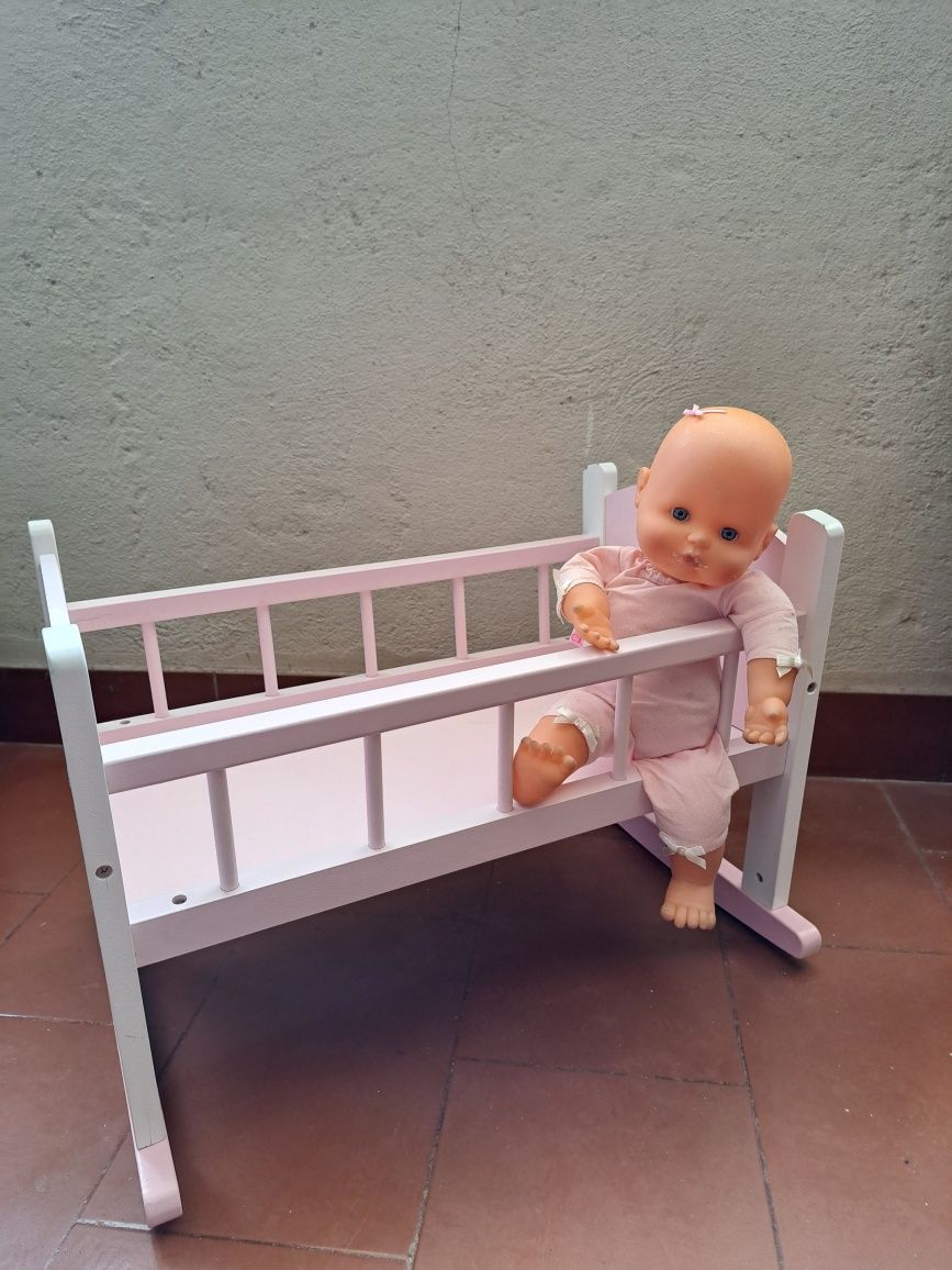 Cama de baloiço e boneco