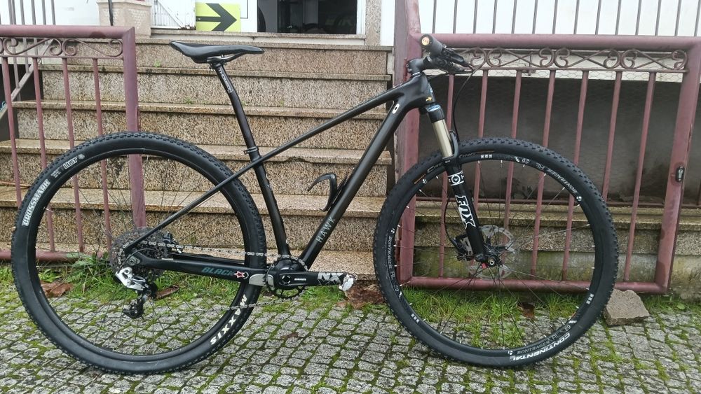 Bicicleta Black Hawk 29 carbono