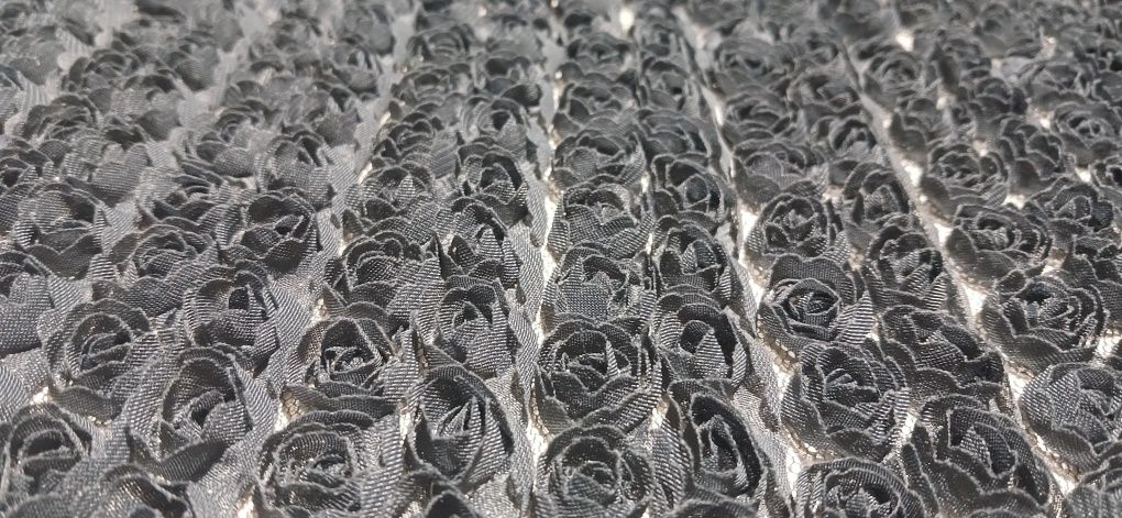 Объемные шифоновые розы на сетке. Ткань розы на сетке. Розы 3D