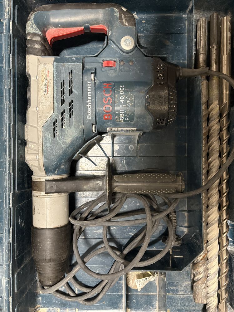 Młot udarowo-obrotowy BOSCH Professional GBH 5-40 DCE z wiertłami