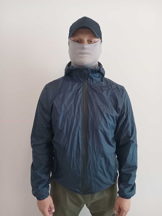 Чудова, легка вітровка чоловіча з капюшоном синя L.