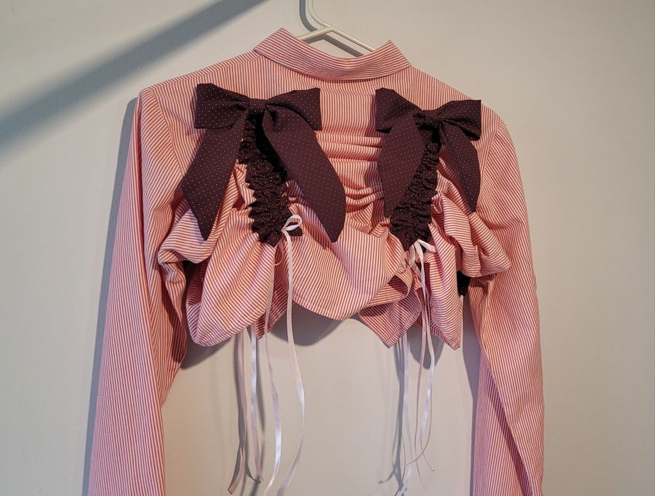 Unikatowa koszula ze ściągaczami