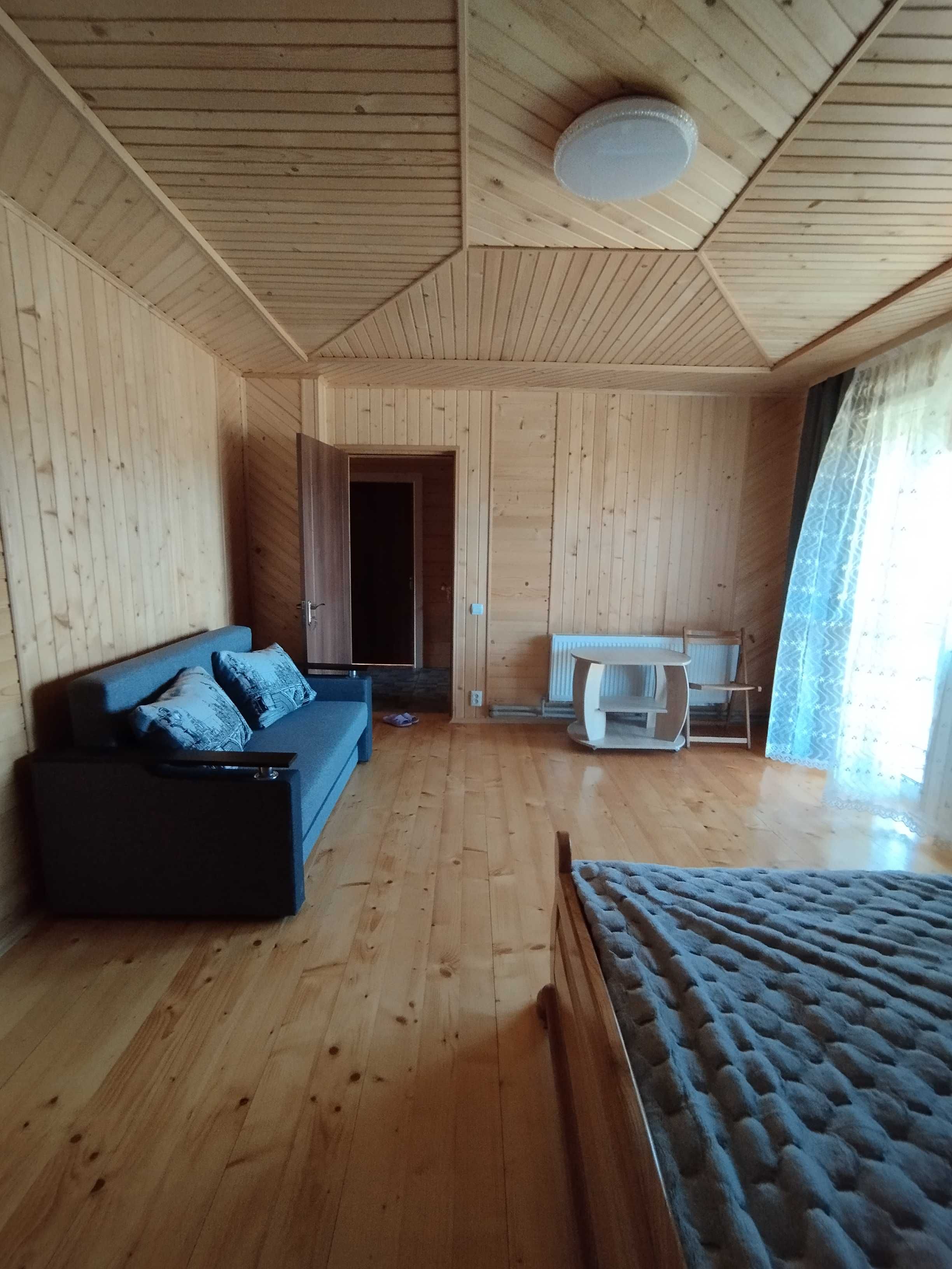 Відпочинок в Яремче, Азалія, поруч є чани та басейн