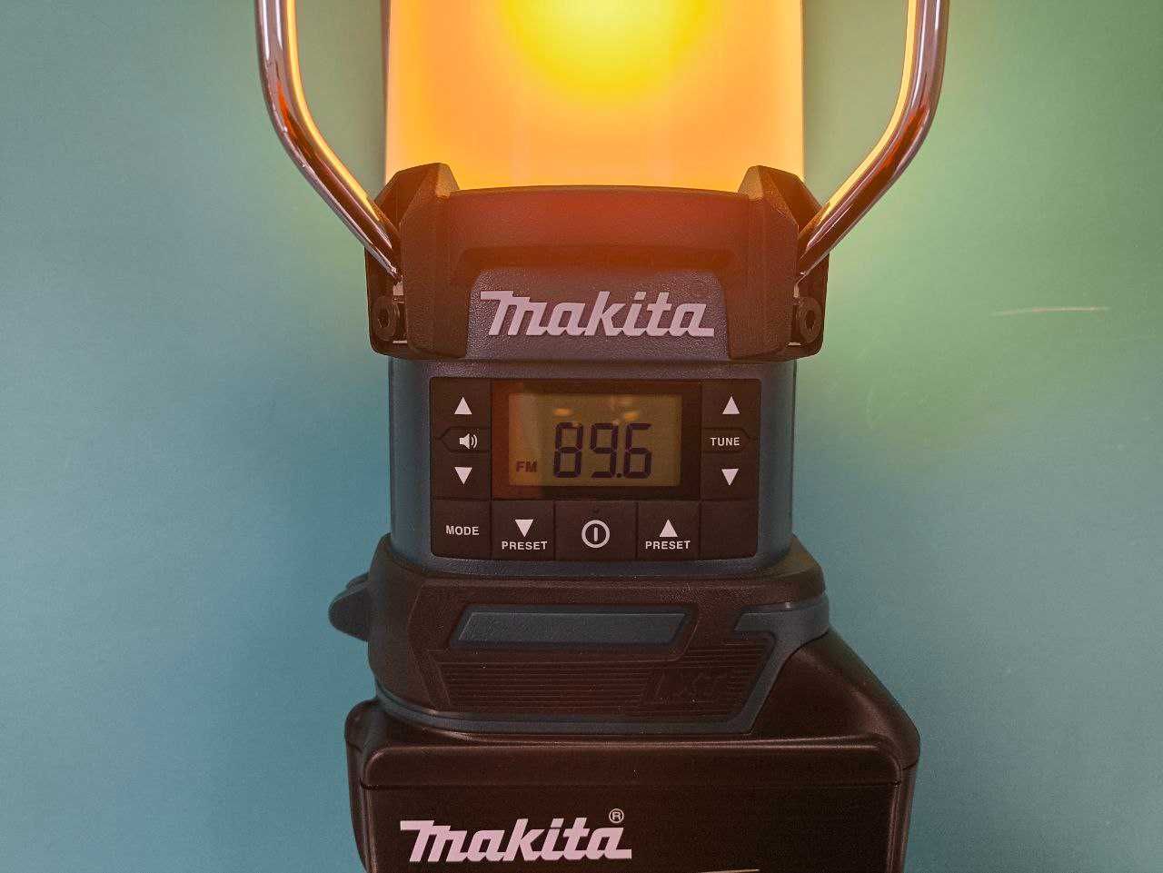 Акумуляторний радіоприймач з ліхтарем MAKITA LXT DMR055