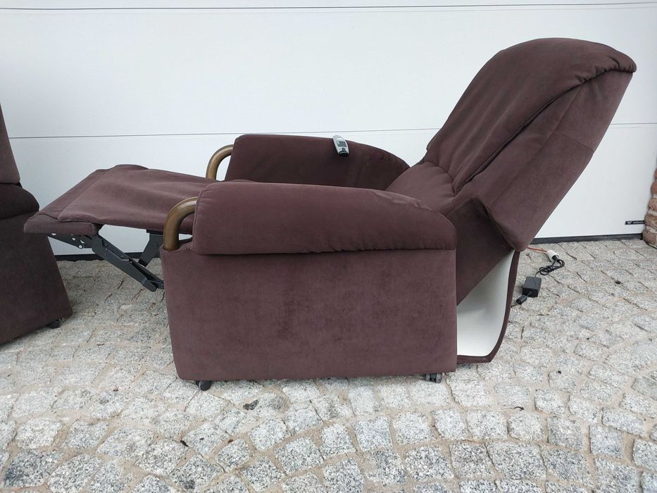 fotel rozkładany elektrycznie  "Hukla" z funkcją relax  brązowy pilot