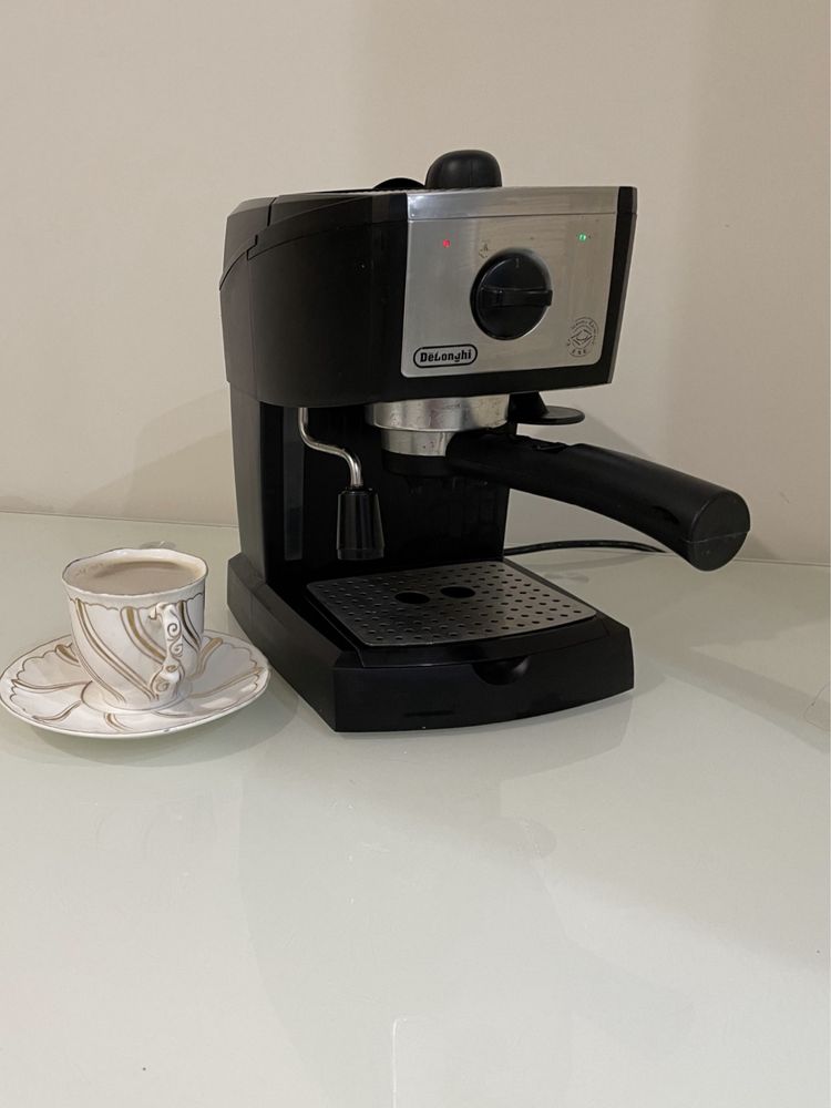 Продам рожкову кавомашину/кавоварку Delonghi EC 156/B