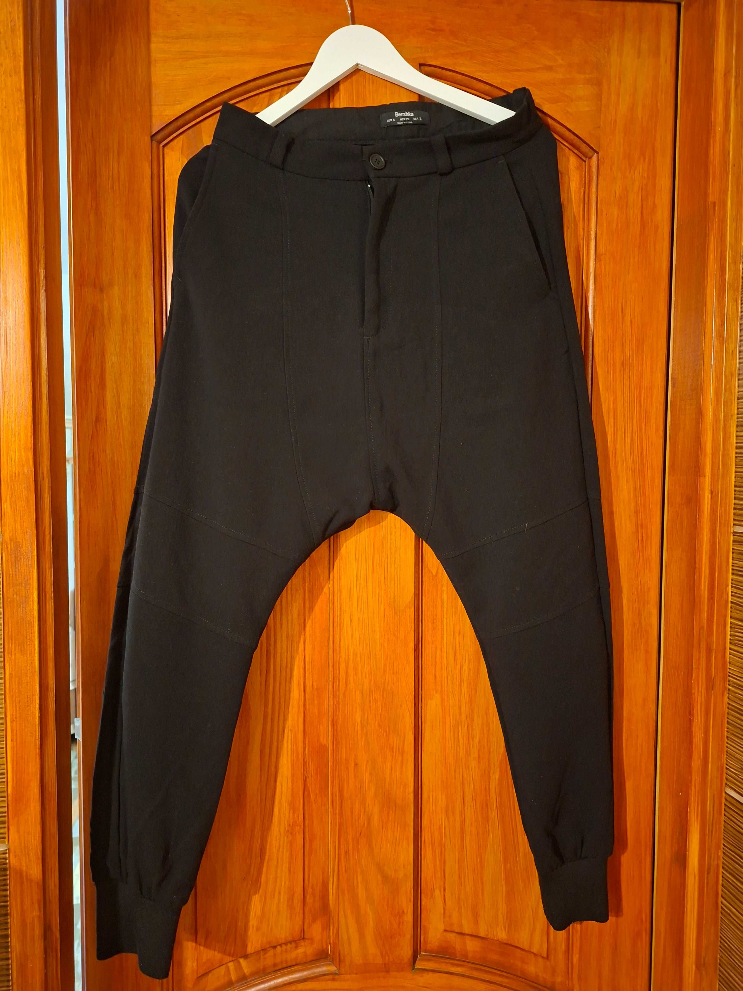 Czarne Baggy Bershka rozm S