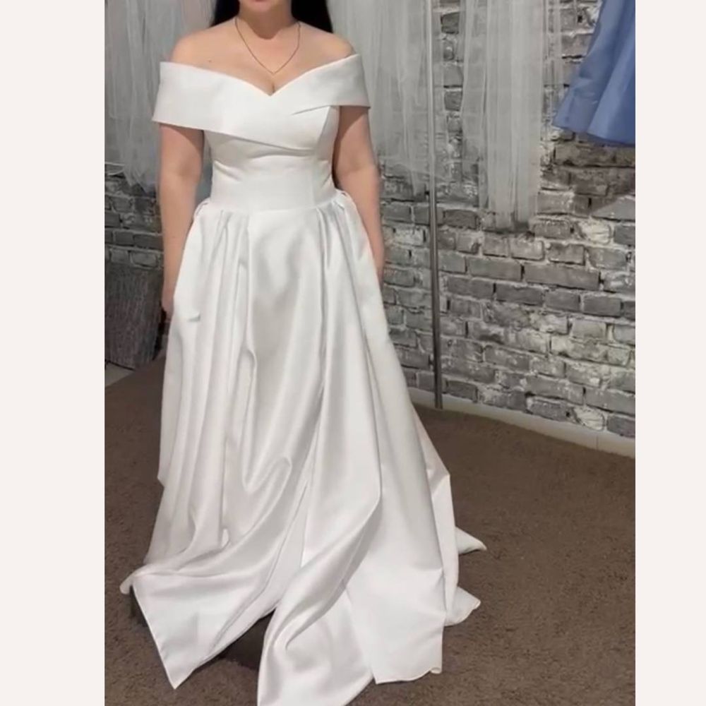 Весільна атласна сукня 2024 року