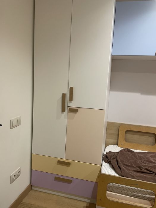 Меблі в дитячу повний комплект шафи ліжечко