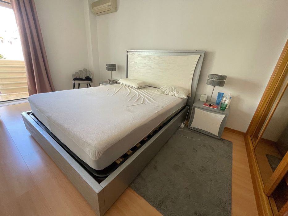 Cama e mesinhas de cabeceiras + Estrado
