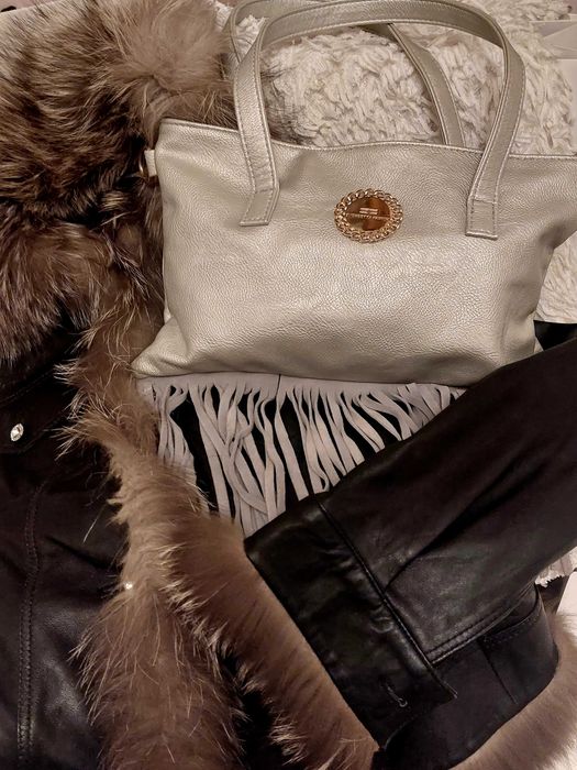 Stylowa srebrna torebka z ozdobnymi frędzlami