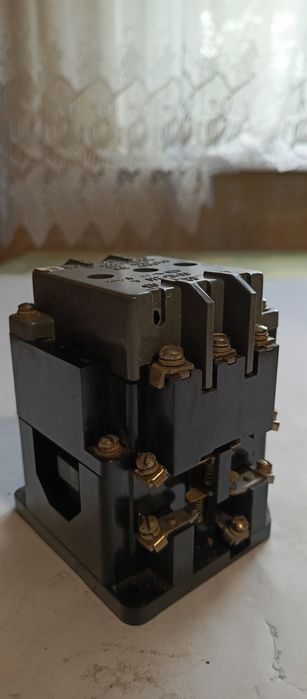 Rosyjski masywny porządny stycznik