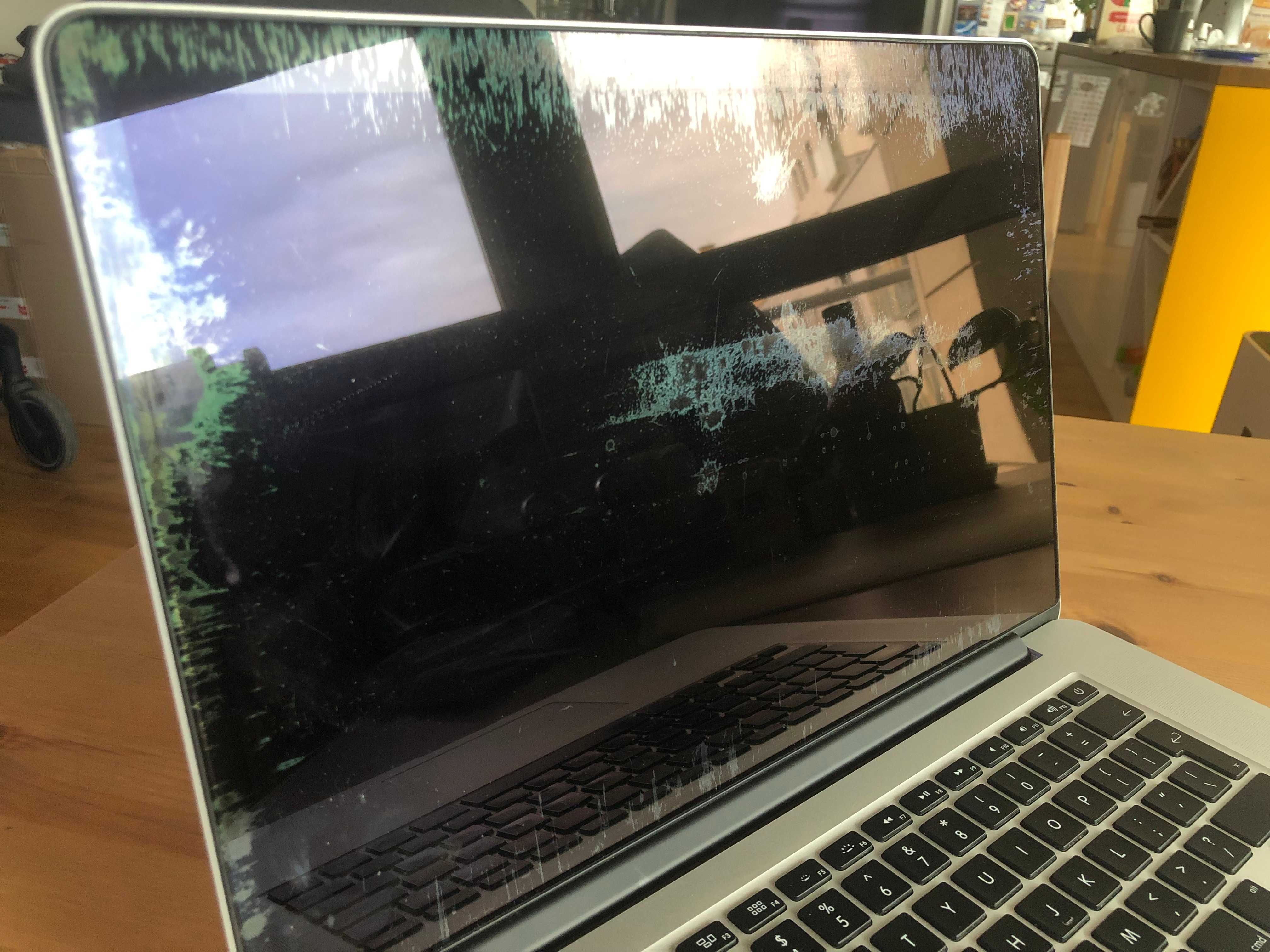 MacBook Pro 15” i7 4 rdzenie/16 GB/SSD 500GB/dwie karty graficzne/wada