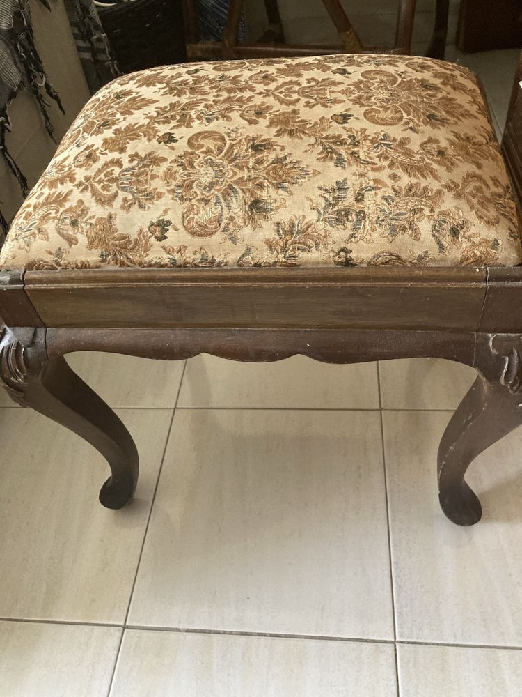 Movel antigo lindo na base tem uma renda em latao a volta,
