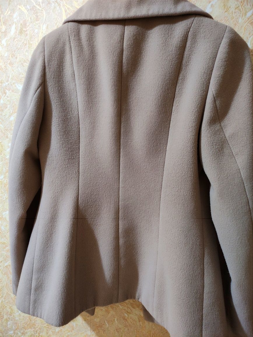 Короткое женское демисезонное пальто