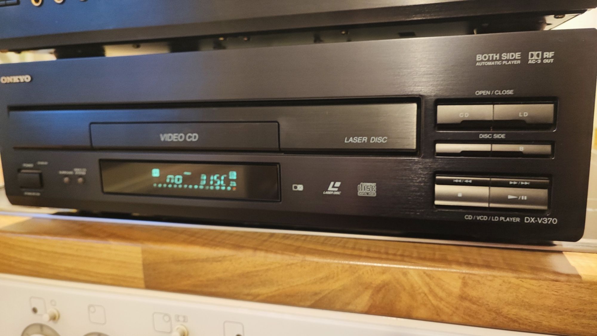 Onkyo DX-V370 i Onkyo DV-S717